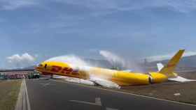 Un avión de DHL se parte en dos tras salirse de la pista /EP