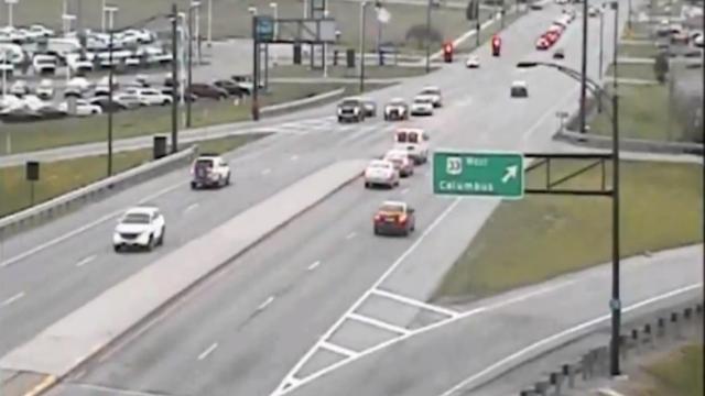 Una foto del coche circulando marcha atrás en la autopista