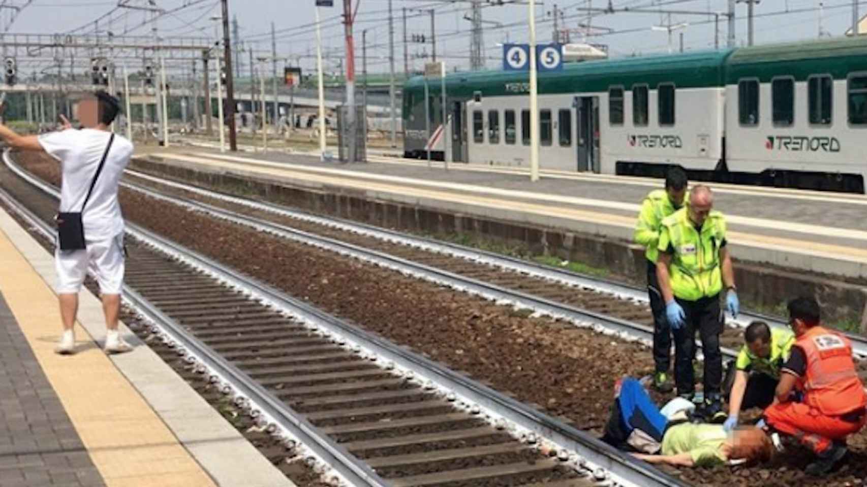 Una foto del momento en que el joven se hace el selfie con la mujer herida a sus espaldas