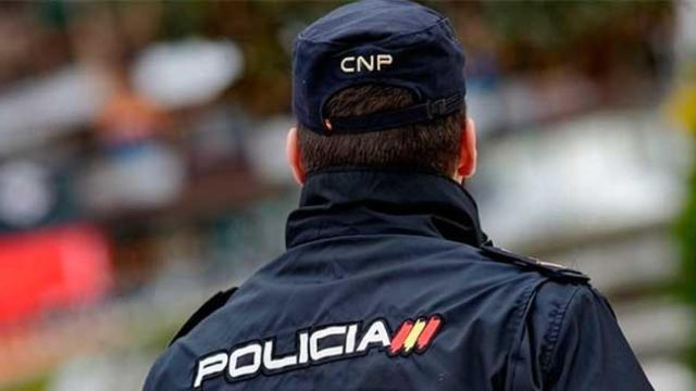 Un agente de la Policía Nacional que ayudó adolescente / Europa Press
