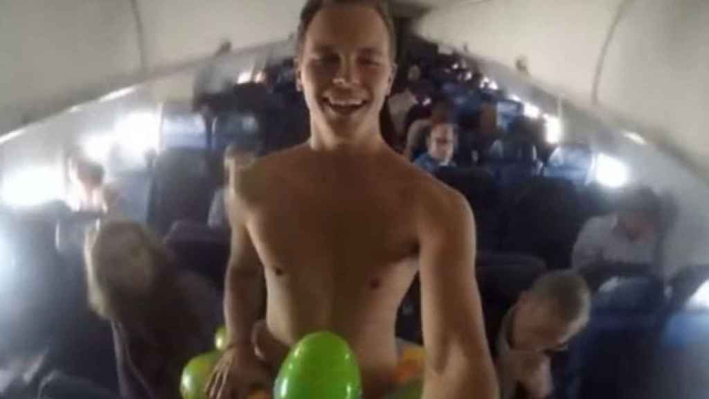 Jerome Jarre se paseo por el avión en bañador y un flotador