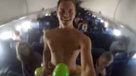 Jerome Jarre se paseo por el avión en bañador y un flotador