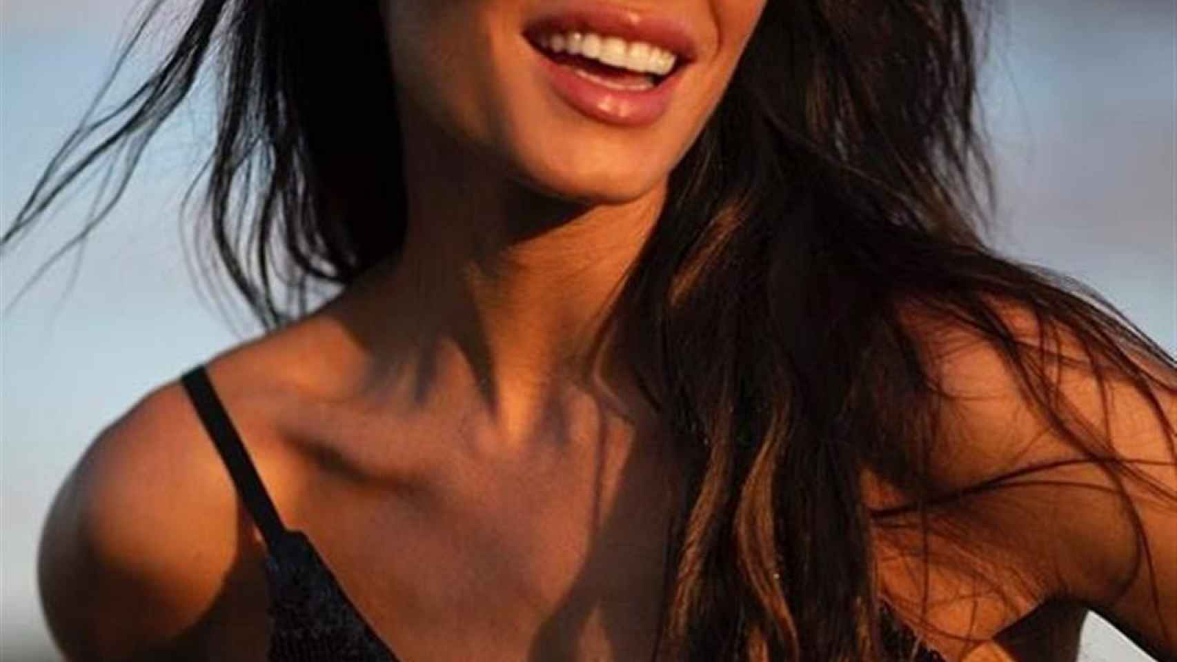 Pilar Rubio promociona su marca de bañadores