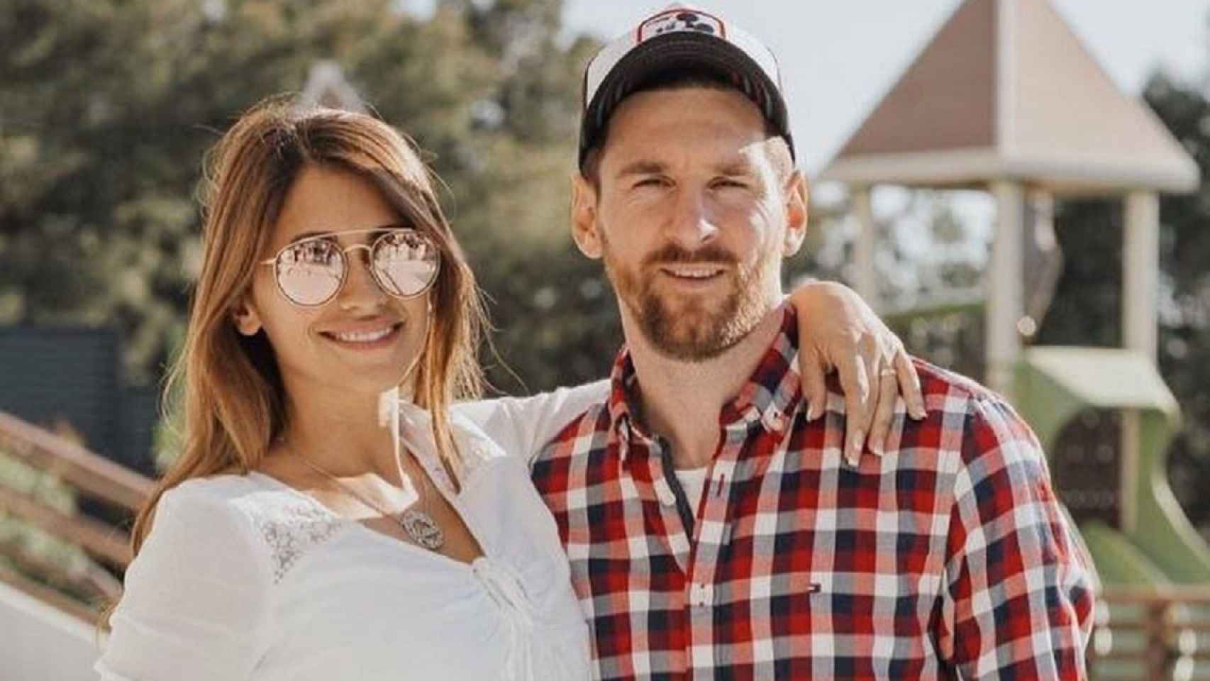 Thiago Messi toma una fotografía a sus padres, Leo Messi y Antonella Roccuzzo