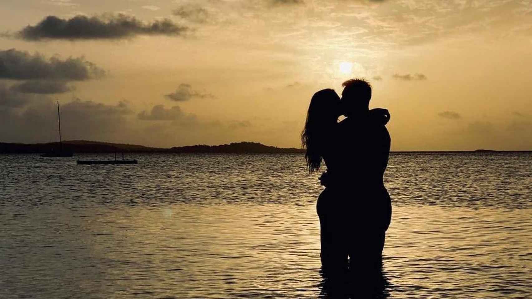 Leo Messi y Antonella Roccuzzo besándose al atardecer / INSTAGRAM