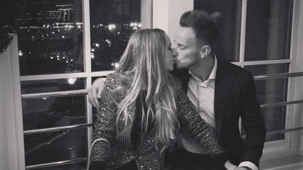 Ivan Rakitic y Raquel Mauri, muy enamorados, se besan para celebrar el nuevo año juntos / INSTAGRAM