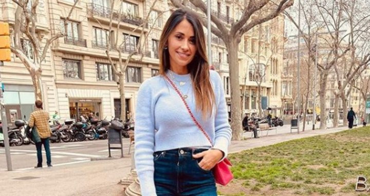 Antonella Roccuzzo se escapa con sus amigas por Barcelona