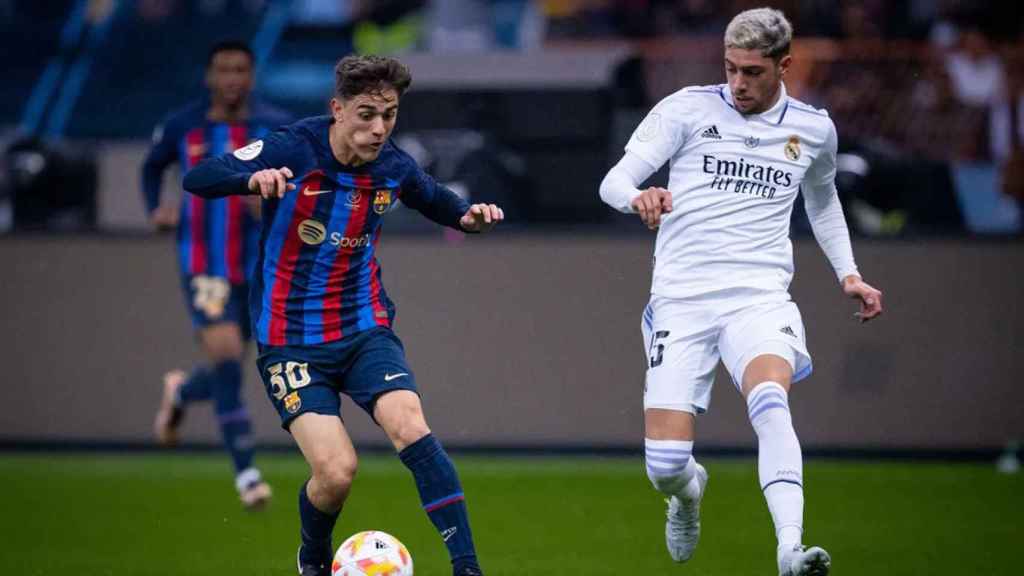 Gavi, controla el balón, ante la marca de Fede Valverde en el Barça Real Madrid de la Supercopa FCB