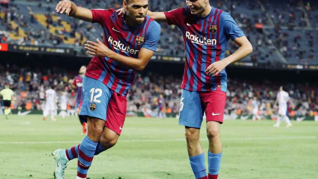 Pedri celebra junto a Martin Braithwaite un gol en la primera jornada de Liga, contra la Real Sociedad / FCB