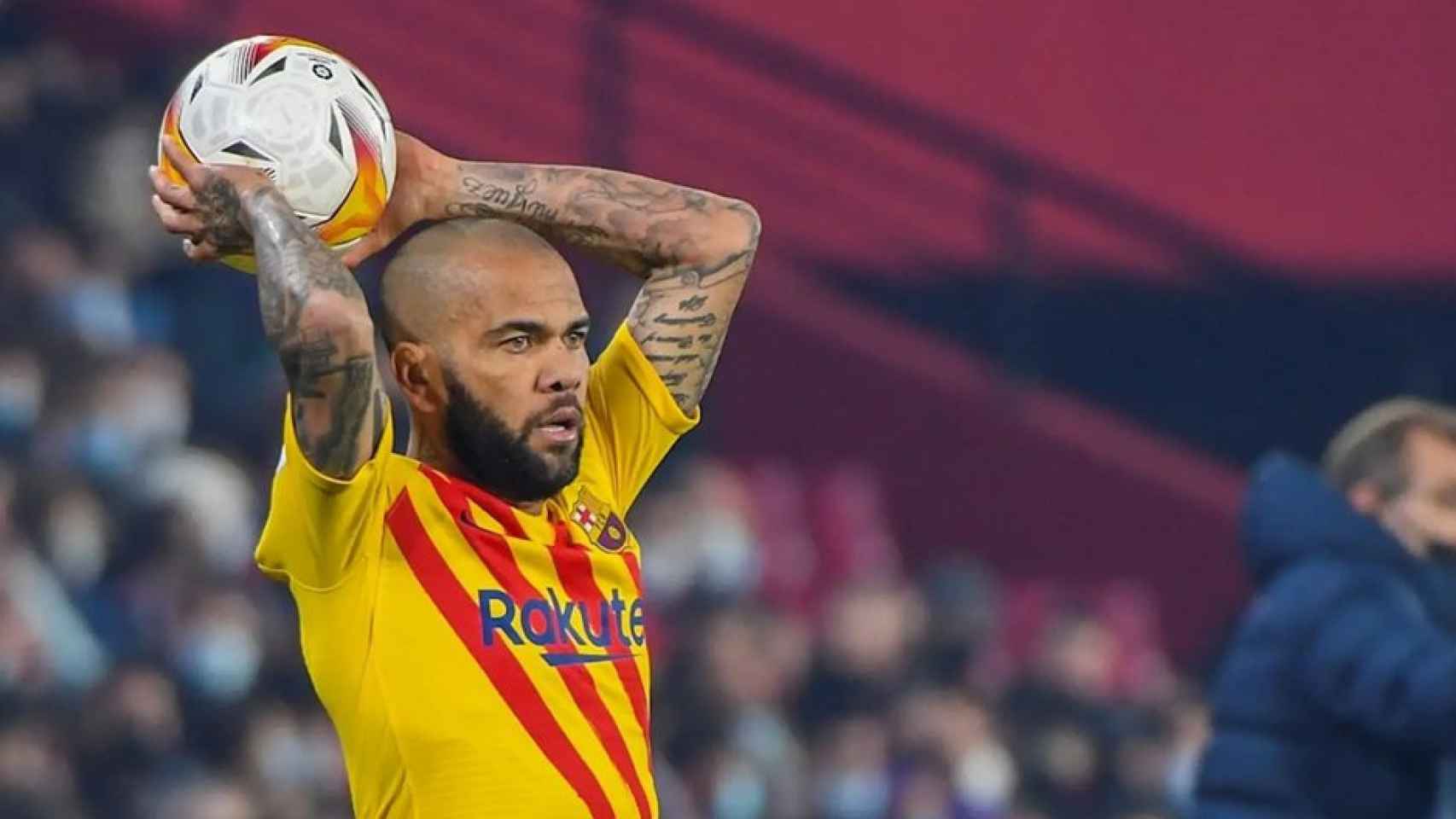 Dani Alves, en una acción del partido entre Barça y Granada / EFE