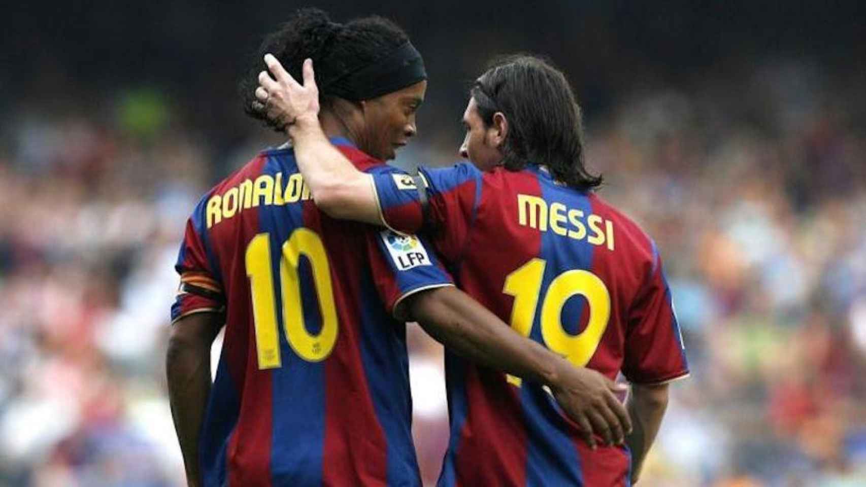 Ronaldinho y Messi celebrando un gol con el Barça