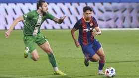 Ilias Akhomach jugando con el Barça B contra el Cornallà / FC Barcelona