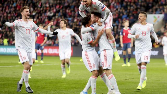 Fabián Ruiz celebra con Dani Ceballos y Jesús Navas el gol de Saúl Ñíguez a Noruega / EFE