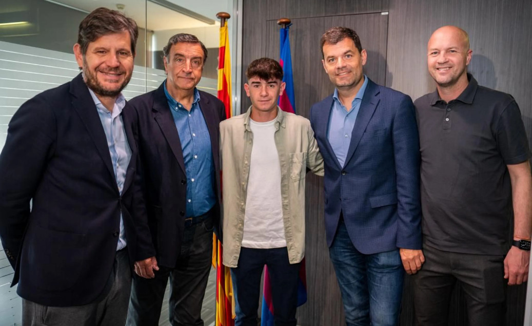 Aleix Garrido sella firma su renovación con el FC Barcelona hasta junio de 2025