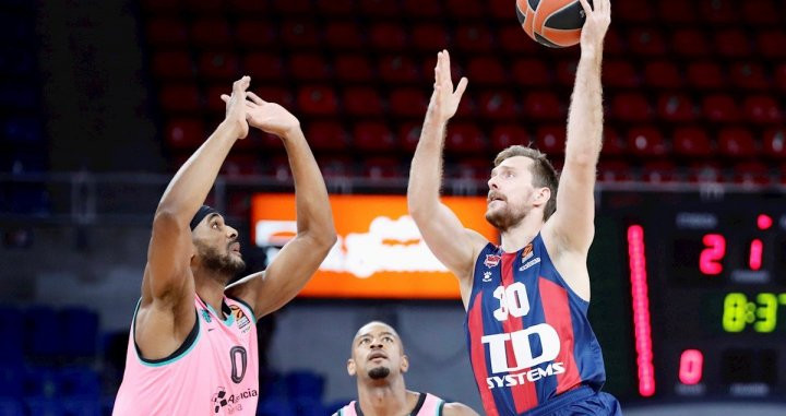 Brandon Davies defiende a Zoran Dragic / EFE