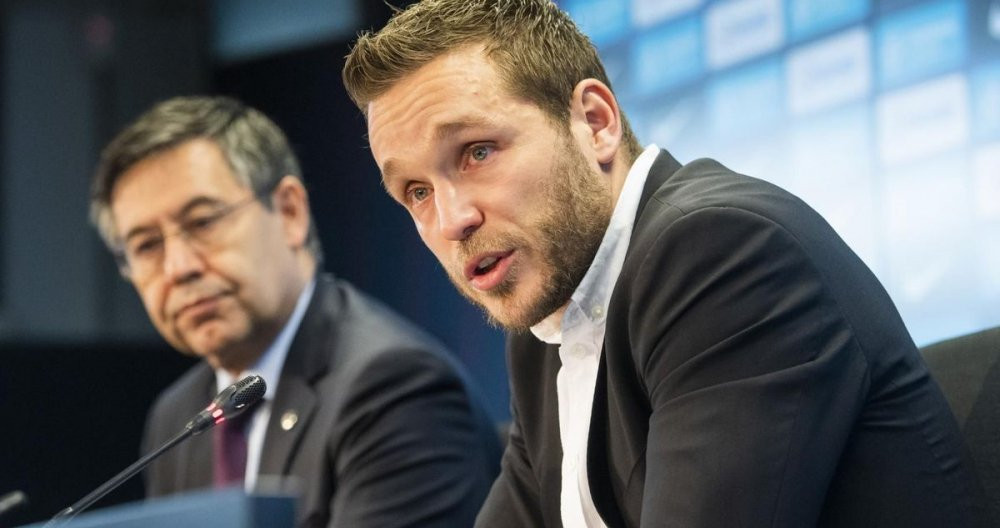 Víctor Tomás durante la rueda de prensa acompañado por Josep María Bartoemu /FC BARCELONA