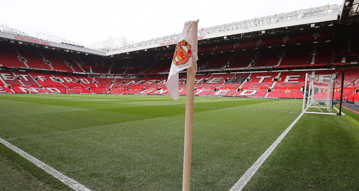 El banderín de tiro de esquina del Old Trafford, estadio del Manchester United / EFE