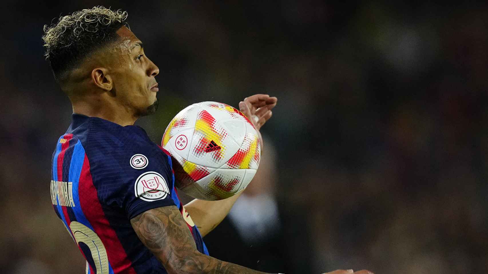 Raphinha controla el balón, durante el clásico de Copa del Rey / EFE