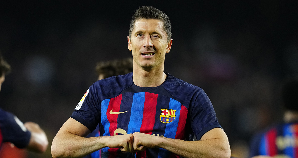 Lewandowski festeja ante la grada del Barça su gol anotado contra el Cádiz / EFE