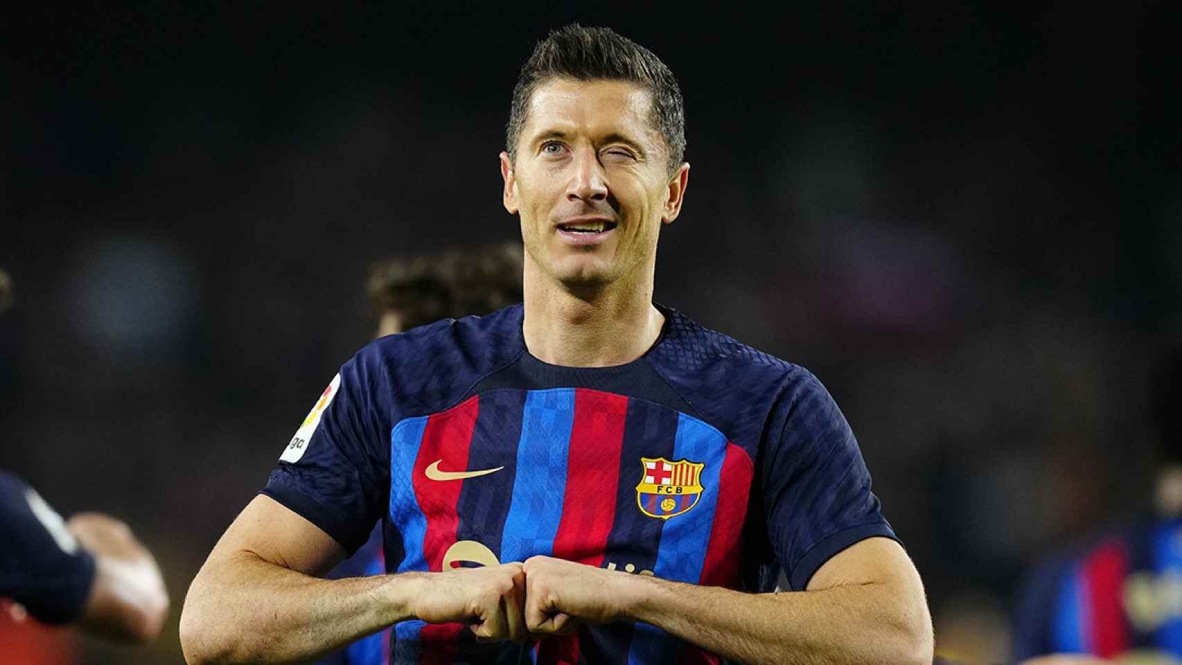 Lewandowski festeja ante la grada del Barça su gol anotado contra el Cádiz / EFE