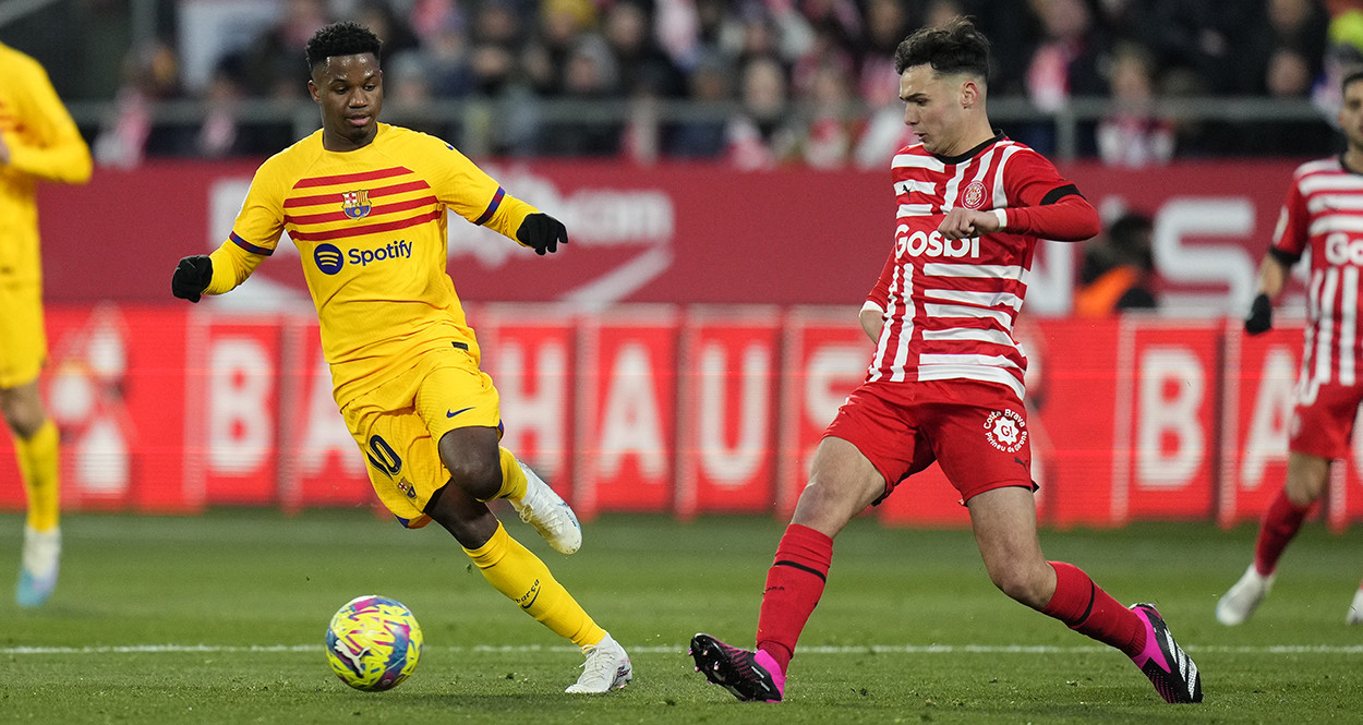 Arnau Martínez disputa el balón contra Ansu Fati, durante el Girona Barça / EFE