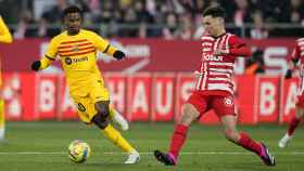 Arnau Martínez disputa el balón contra Ansu Fati, durante el Girona Barça / EFE