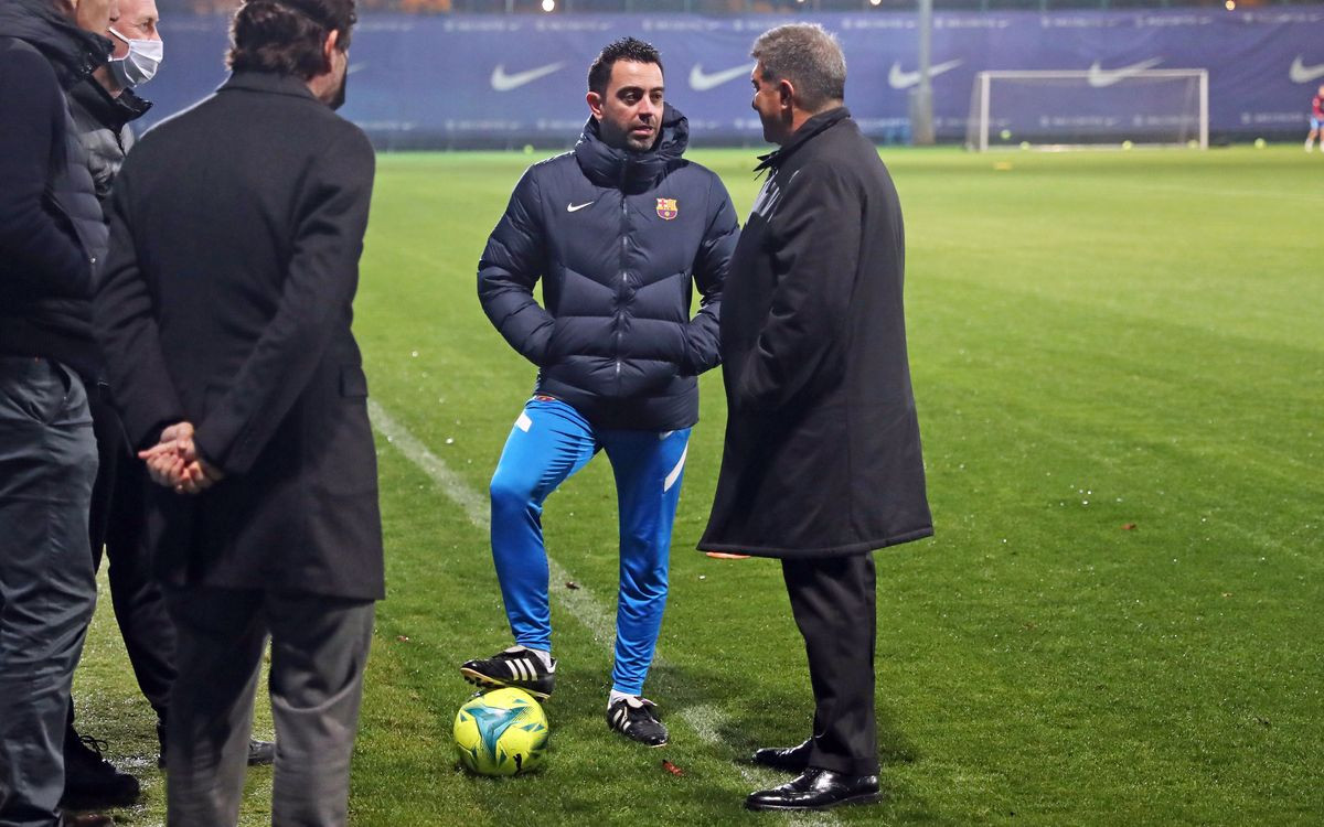 Xavi Hernández habla con Laporta, frente a Mateu Alemany y Rafa Yuste, sobre el fichaje de un crack / FCB