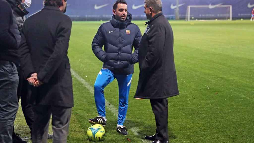 Xavi Hernández habla con Laporta, frente a Mateu Alemany y Rafa Yuste, sobre el fichaje de un crack / FCB