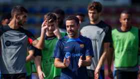 Xavi Hernández motiva a sus jugadores, en el entrenamiento previo al debut en Champions League / FCB