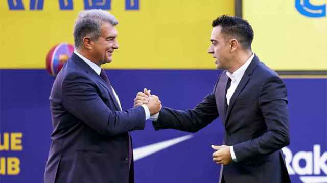 Xavi y Laporta, que congelan el fichaje de Raphinha, dándose la mano durante la presentación del entrenador / FCB