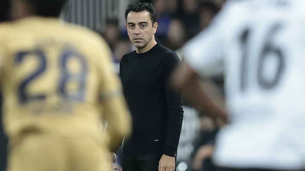 Xavi Hernández, con rostro de preocupación en Mestalla / EFE