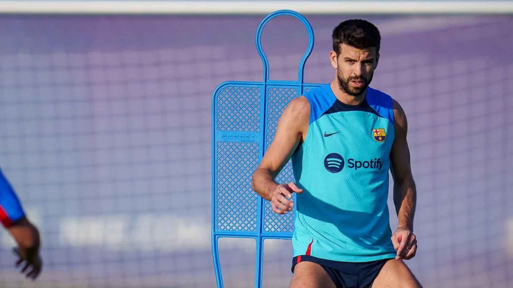 Gerard Piqué, concentrado, durante un entrenamiento del Barça / FCB