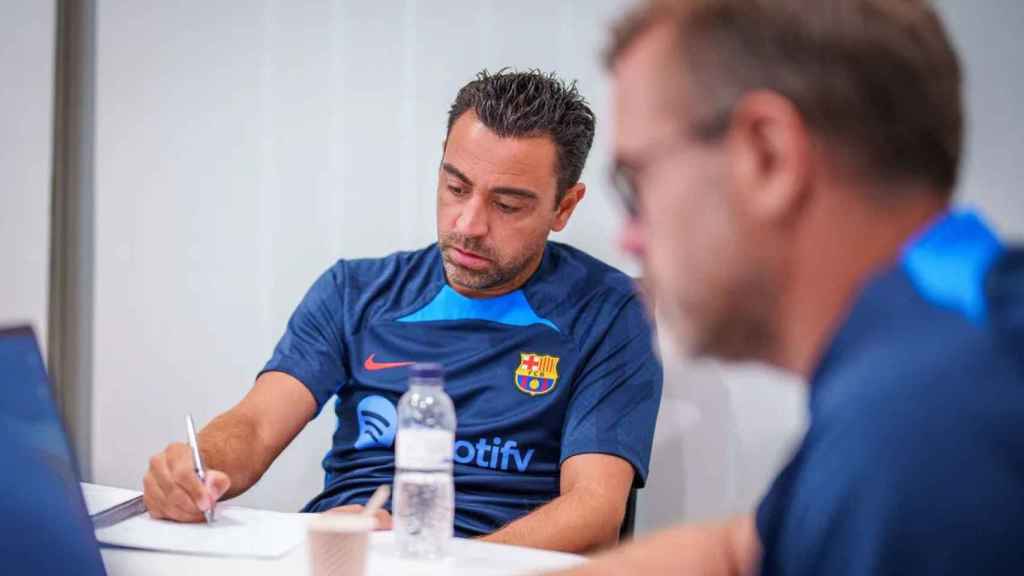 Xavi Hernández, en una reunión con su staff técnico, en el comienzo de la pretemporada del Barça / FCB