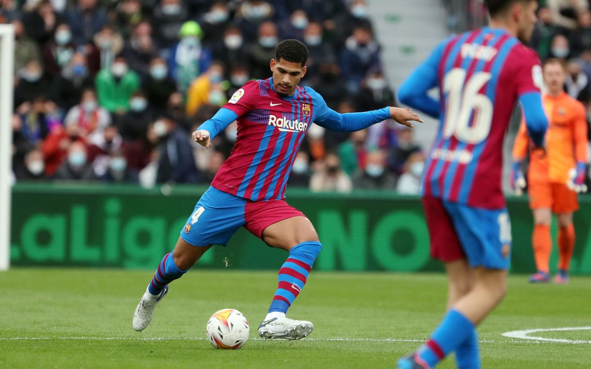 Araujo conduce el balón en el campo del Elche / FCB