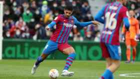 Araujo conduce el balón en el campo del Elche / FCB