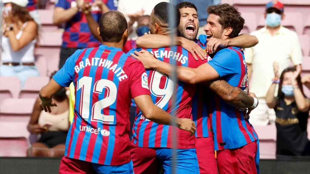 Los jugadores del Barça celebran un gol del equipo en esta temporada / EFE