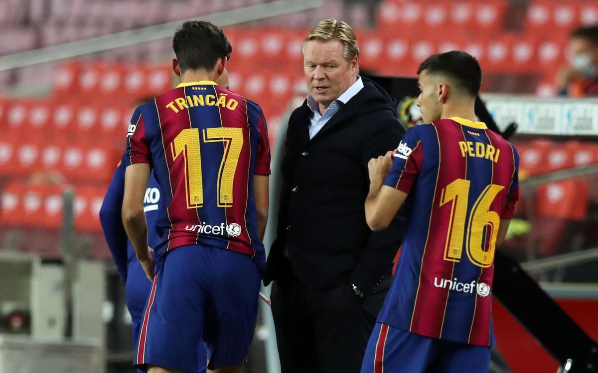 Pedri, junto a Ronald Koeman | EFE