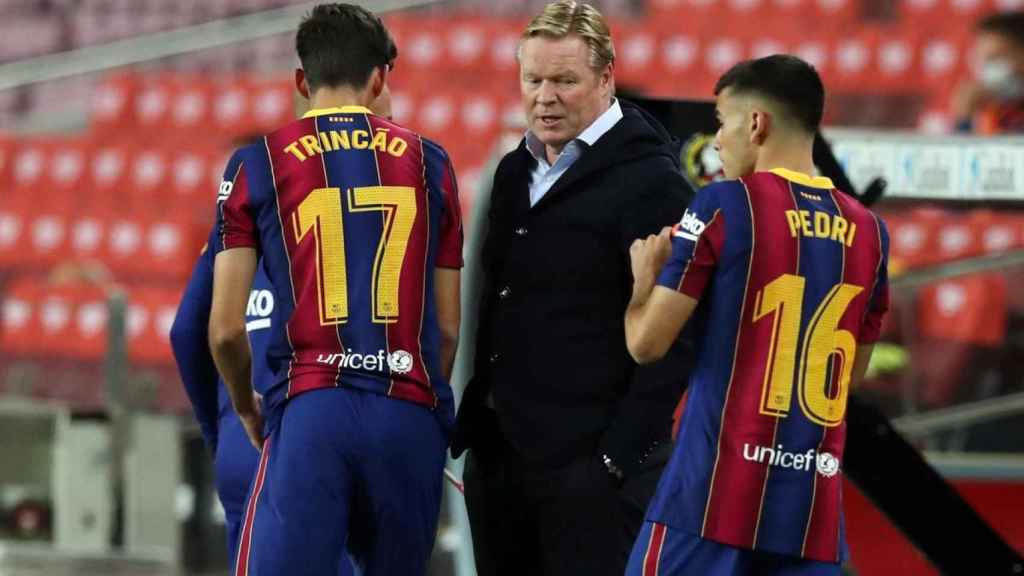 Pedri, junto a Ronald Koeman | EFE