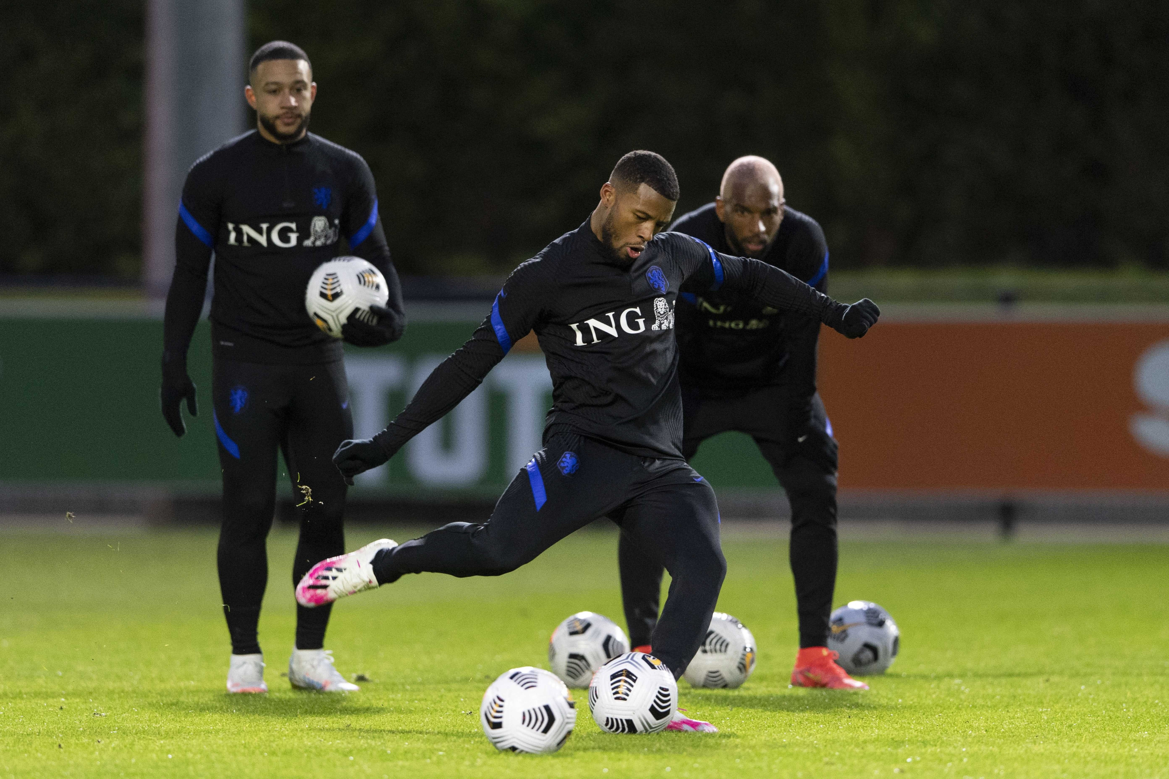 Wijnaldum y Depay en un entrenamiento de Países Bajos / EFE