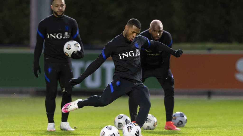 Wijnaldum y Depay en un entrenamiento de Países Bajos / EFE