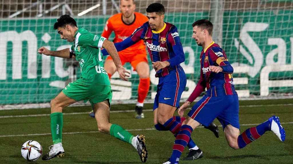 Ronald Araujo contra el Cornellá / EFE