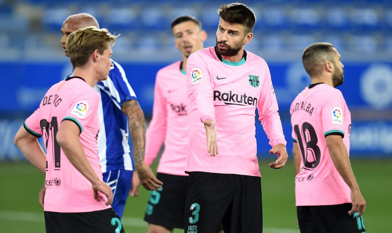 Piqué recrimina una acción a De Jong ante el Alavés | EFE