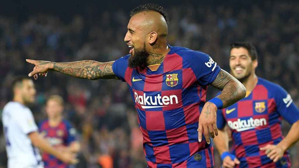 Arturo Vidal y Luis Suárez celebran un gol del Barça / EFE