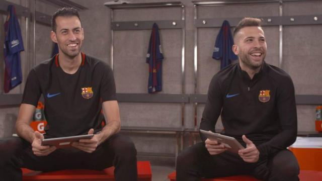 Sergio Busquets y Jordi Alba en el canal de youtube del barça