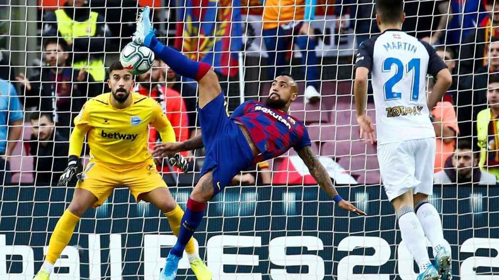 Arturo Vidal en el duelo contra el Alavés / EFE