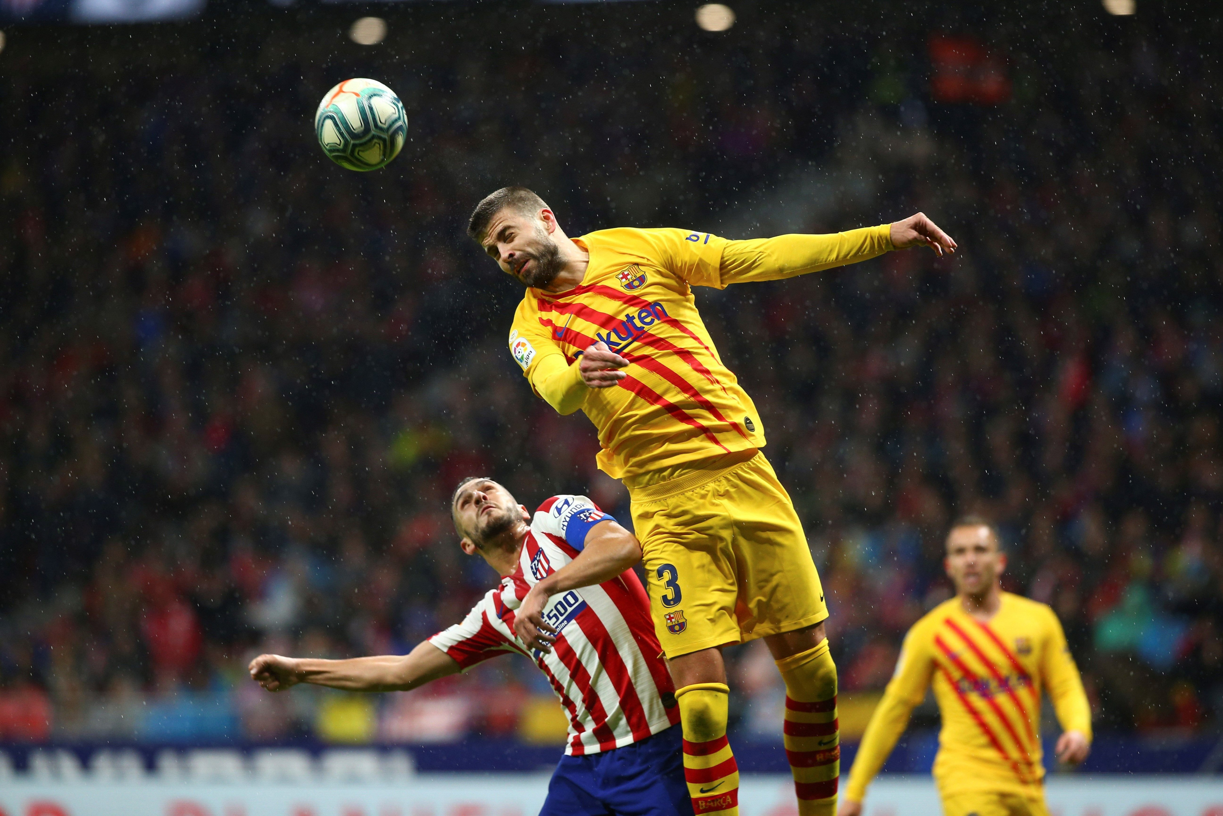 Gerard Piqué controlando el juego aéreo del Atlético de Madrid / EFE