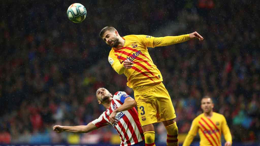 Gerard Piqué controlando el juego aéreo del Atlético de Madrid / EFE