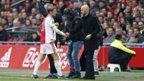 De Jong saludando a su entrenador Ten Hag al ser sustituido / EFE