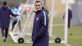 Una foto de Ernesto Valverde durante un entrenamiento del Barça / FCB