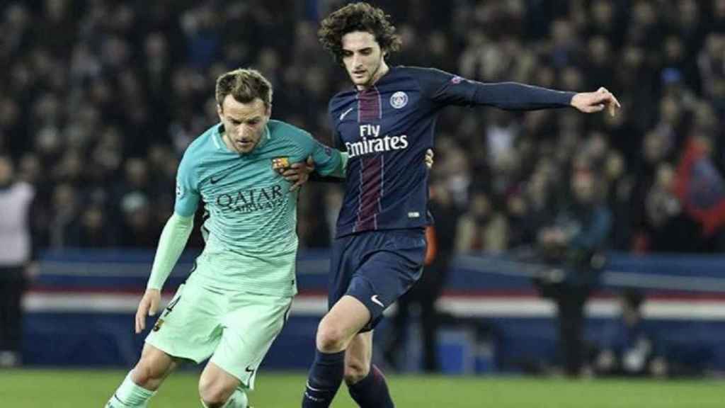 Imagen de archivo de Rakitic y Rabiot disputando un balón en un PSG-Barça